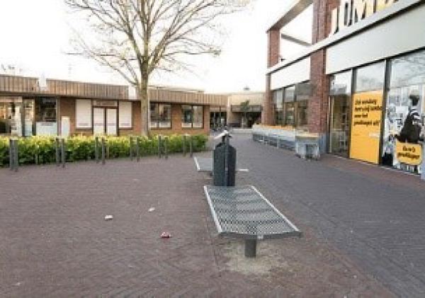 Het verwijderen van grof zwerfafval van verhardingen niveau A